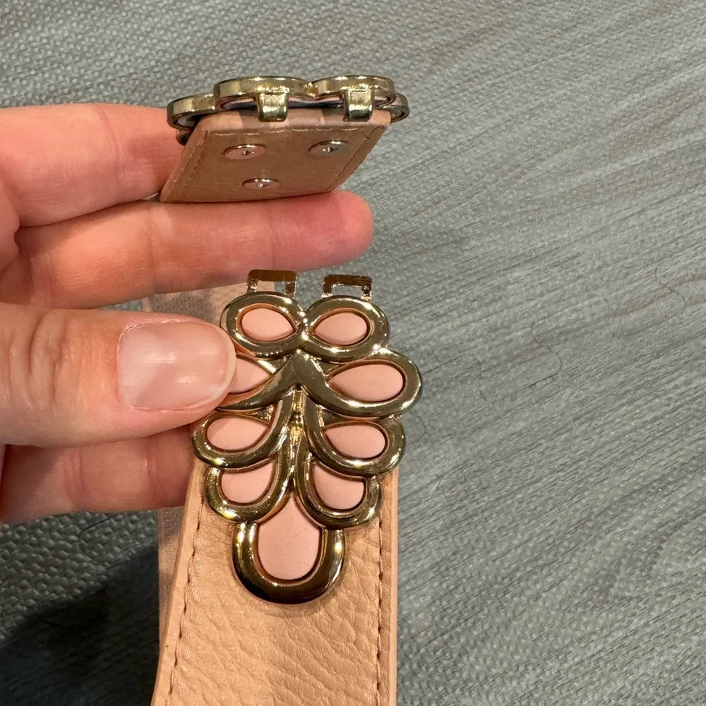Women’s Leaf Shaped Interlocking Buckle Stretch Cinch Belt, Pink